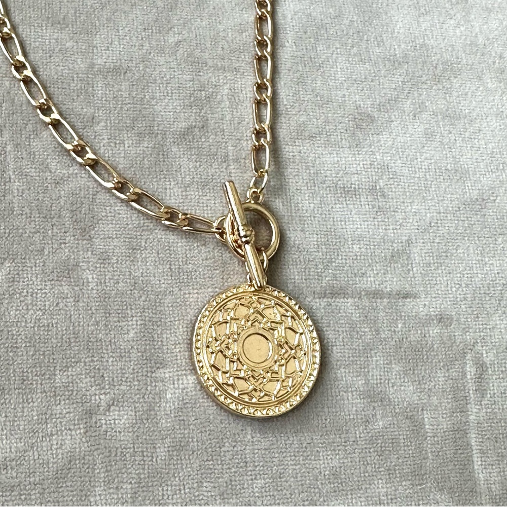 Fashion Jewelry Necklace Gold Toggle Medallion Pendant Center Crystal NWOT - Picture 4 of 6